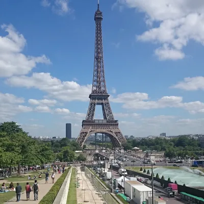 Walking tour from the Eiffel tower to the Champs Elysées